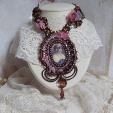Collar Belle Romance Haute-Couture bordado con un retrato de mujer con sombrero y cabujón con cristales, perlas satinadas, perlas redondas doradas, cabujones de nácar y 